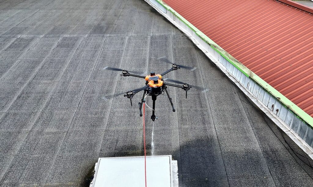 Skyinnov drone pulverisation toiture Skyinnov Drone pulvérisateur pour toiture et facade